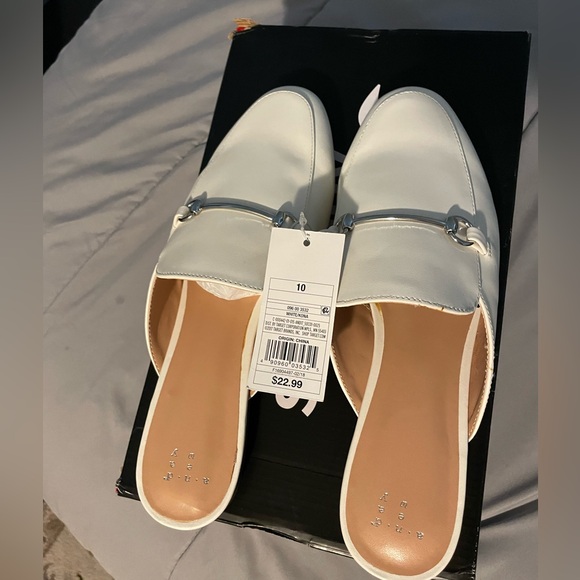 A NEW DAY white loafer slip ons with silver chain, NWT, size 10 - Picture 2 of 4